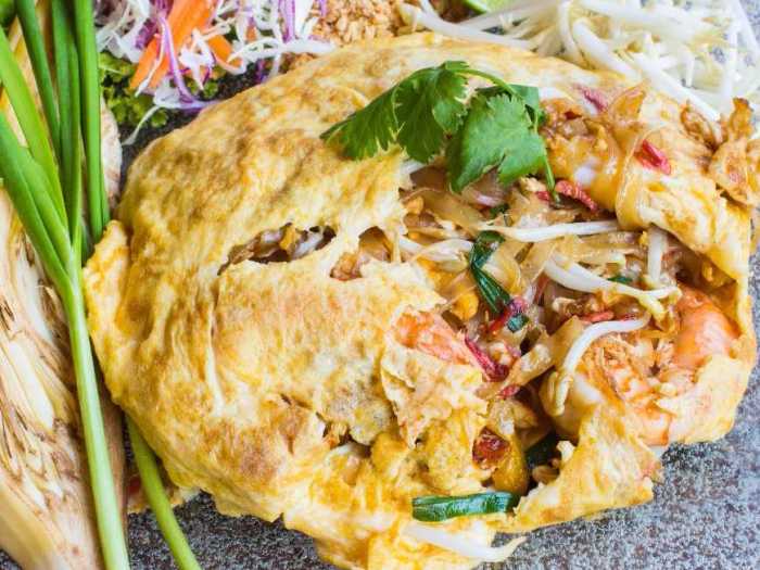 ผัดไทยห่อไข่